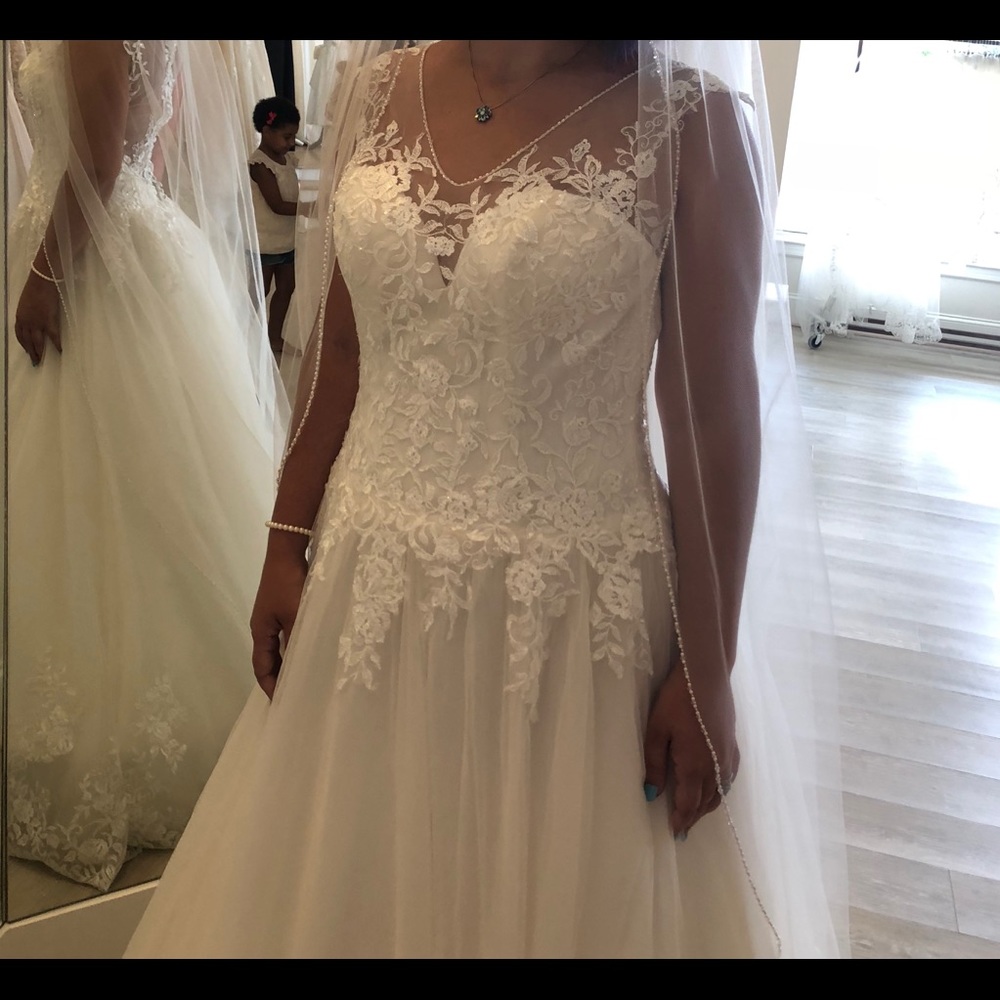 Never worn wedding dress - Picture 3 of 8